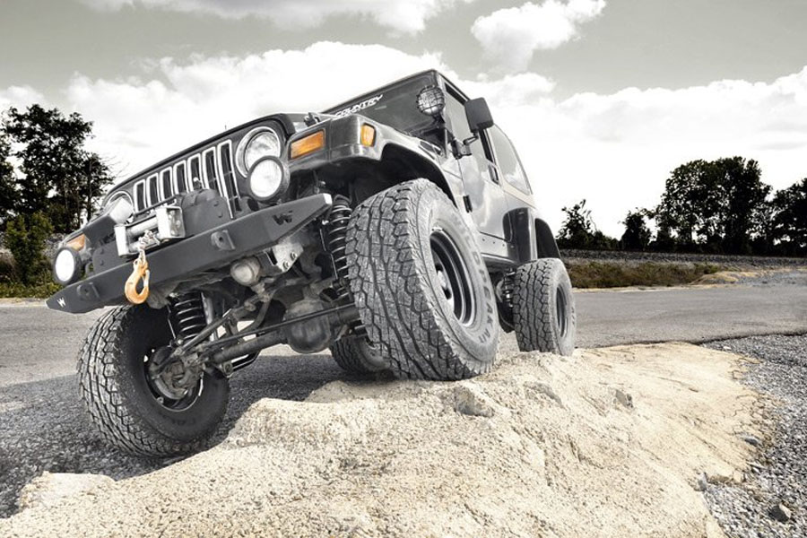 Rough Country 4in Suspension Lift Kit w/ N3 Shocks - TJ 2003-06