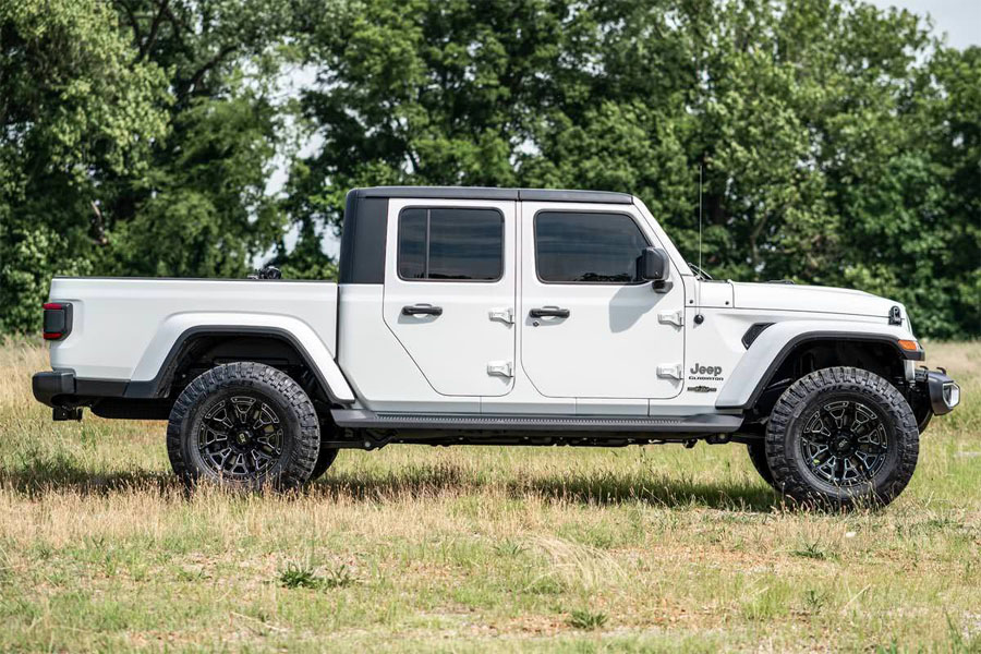 Rough Country 2.5in Leveling Kit - M1 Monotube - JT 3.6L