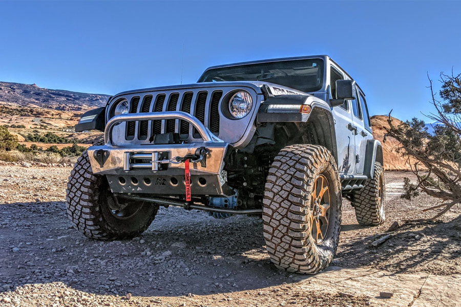 Next Venture Motorsports Featherweight Aluminum Front Stubby Bumper & Lower Skid Plate + Light Mount w/ Stinger - Bare - JL/JT