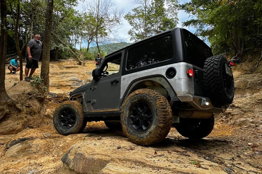 Next Venture Motorsports Rear Aluminum Corner Armor w/ 6in Oval LED & Factory Fuel Door Cutouts - JL 2DR