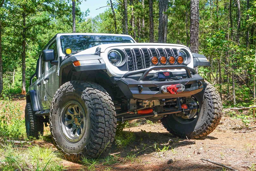 Fab Fours Ghost Stubby Front Winch Bumper w/ Pre-Runner Guard - JT/JL