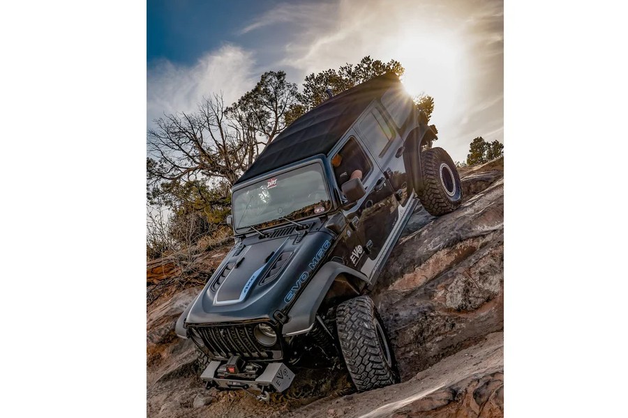 EVO Manufacturing  Rock Skins Aluminum, Adhesive - JL 4dr