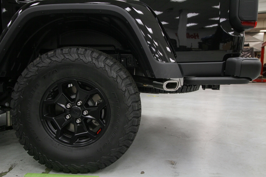 Hooker Blackheart 2.5in Dual Axle-Back Exhaust System - JT 3.6L